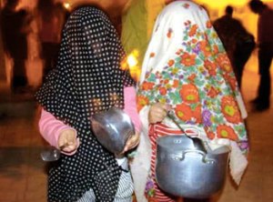 Durant le "mercredi enflammé", les enfants se déguisent et tapant sur des casseroles, frappent à la porte des voisins pour recevoir des sucreries et des petits cadeaux